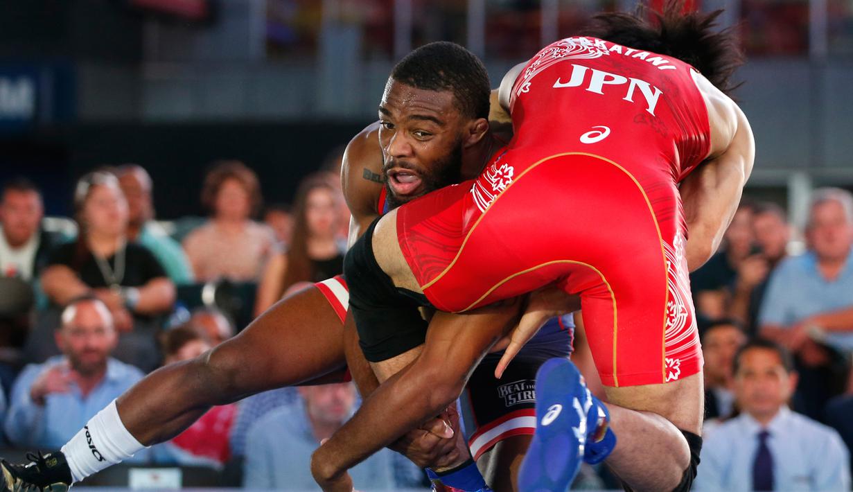 Jordan Burroughs dari Amerika Serikat berusaha membanting Sohsuke Takatani dari Jepang saat pertandingan gulat "Beat the Streets" di New York Times Square, (17/5). (AP Photo/Kathy Willens)