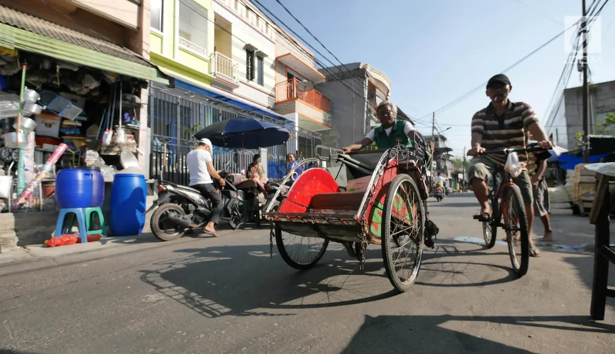 Pengayuh becak mencari penumpang di Kawasan Pasar Rajawali, Pademangan, Jakarta Utara, Senin (8/10). Pemprov DKI Jakarta berencana merevisi Peraturan Daerah (Perda) Nomor 8 Tahun 2007 tentang Ketertiban Umum. (Liputan6.com/Herman Zakharia)