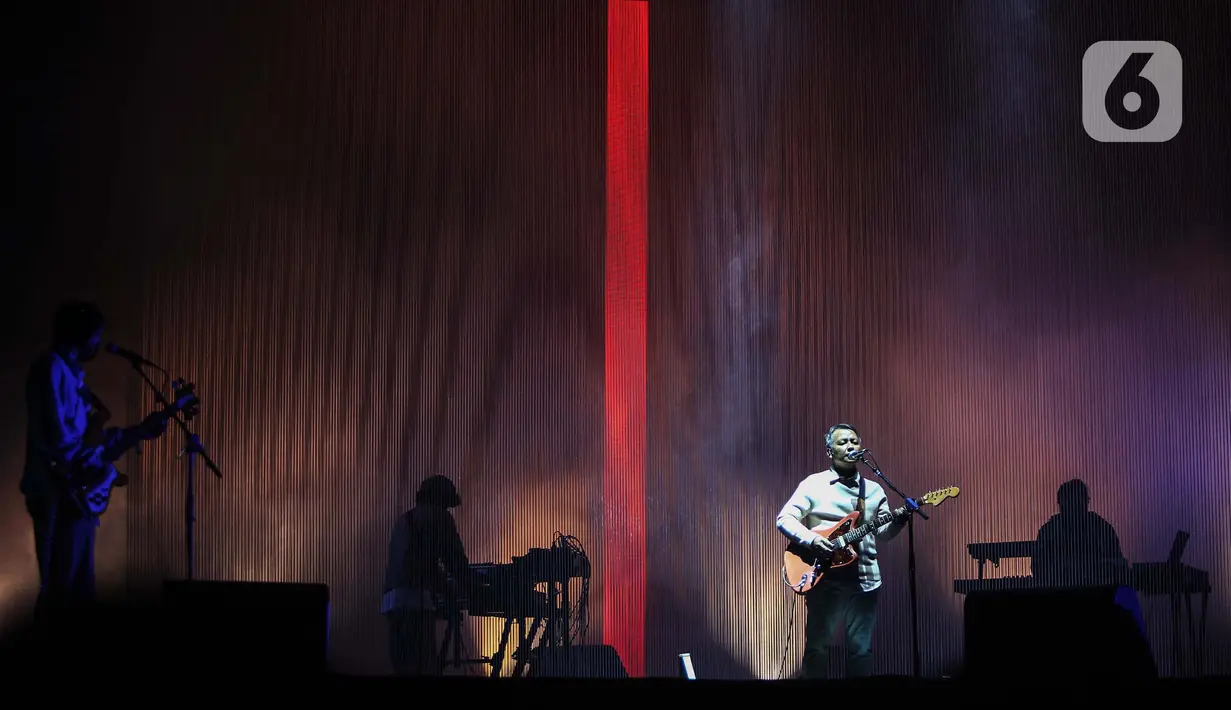Efek Rumah Kaca tampil menghibur para pecinta musik di Joyland Festival Jakarta 2024. (Liputan6.com/Angga Yuniar)