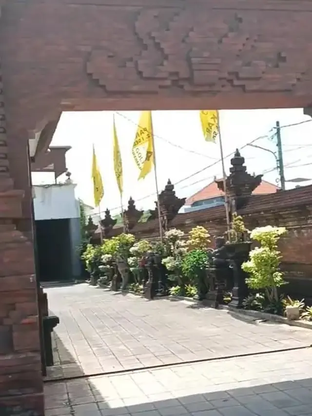 Potret teras rumah Mahalini Raharja yang dipakai untuk acara mepamit (Sumber: Instagram/@dewatanetwork)