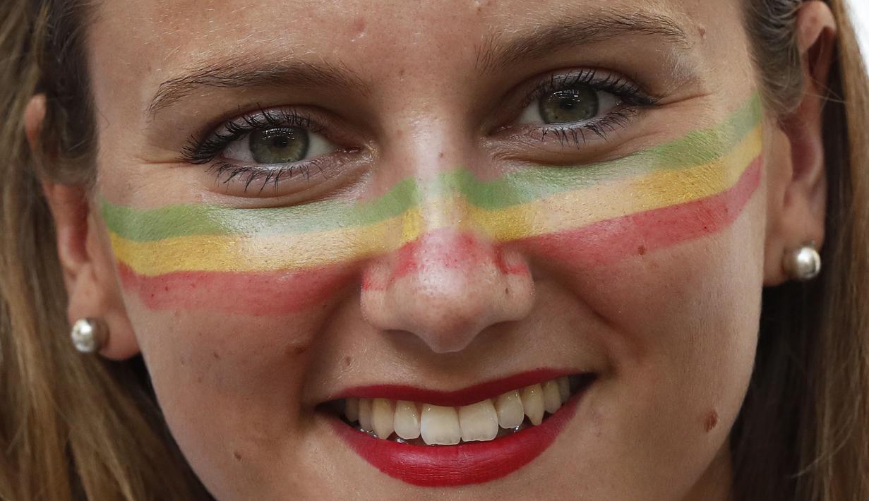 Senyum kebahagiaan terpancar di wajah Fans cantik Portugal usai timnya lolos ke semifinal Piala Eropa 2016 di Stade VÈlodrome, Marseille, Prancis, (30/6/2016) dini hari WIB.  (REUTERS/Christian Hartmann)