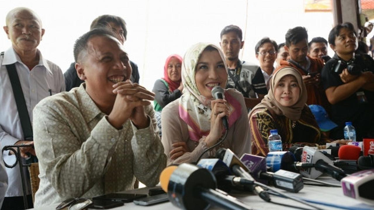 Didampingi suami, Arzetty klarifikasi penggerebekan di Hotel Arjuna