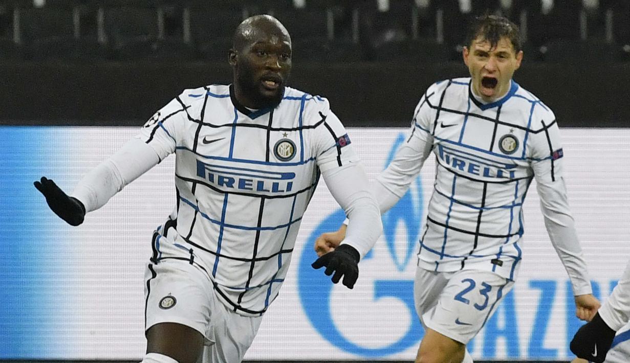 Striker Inter Milan, Romelu Lukaku, melakukan selebrasi usai mencetak gol ke gawang Borussia Moenchengladbach pada laga Liga Champions di Stadion Borussia Park, Rabu (2/12/2020). Inter Milan menang dengan skor 3-2. (AP/Martin Meissner)