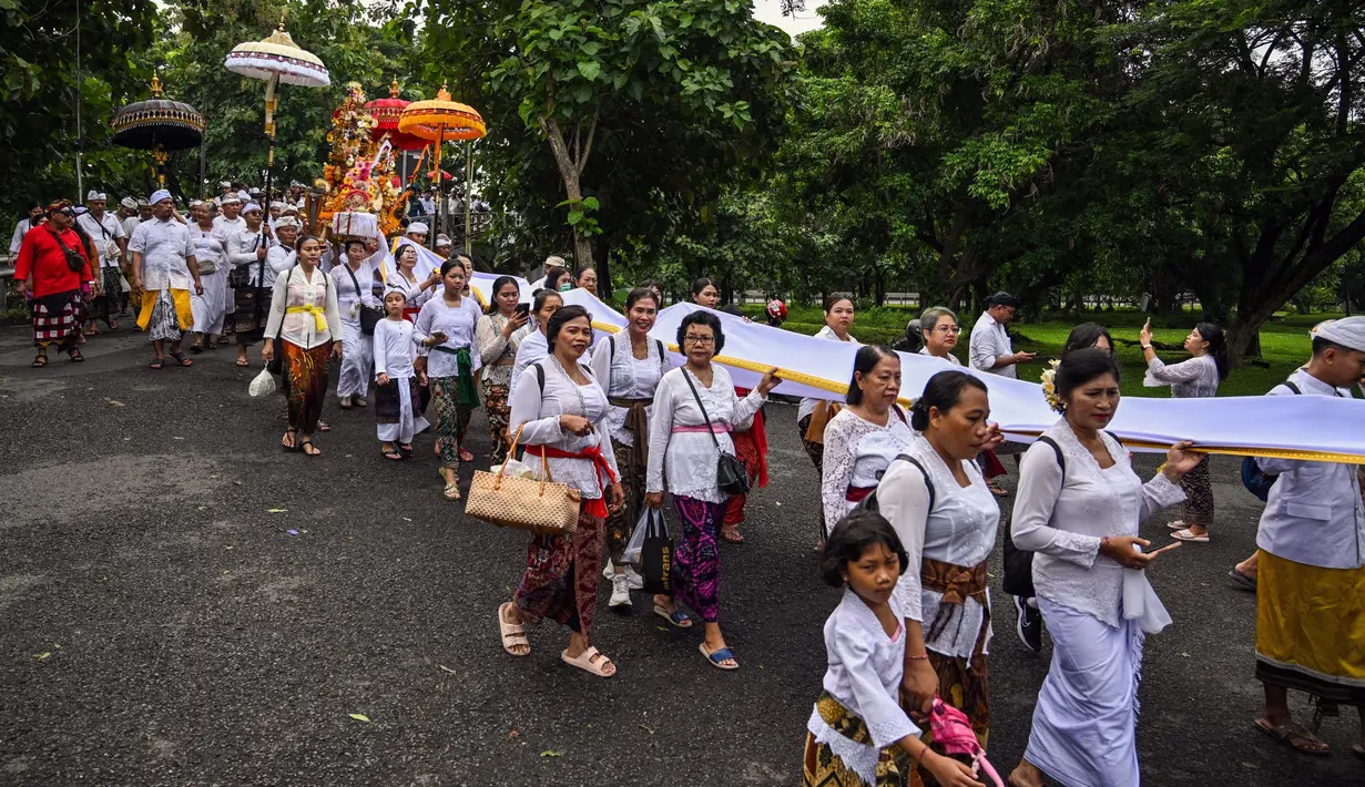 Melasti merupakan upacara penyucian diri yang diadakan beberapa hari sebelum Hari Raya Nyepi. (JUNI KRISWANTO/AFP)