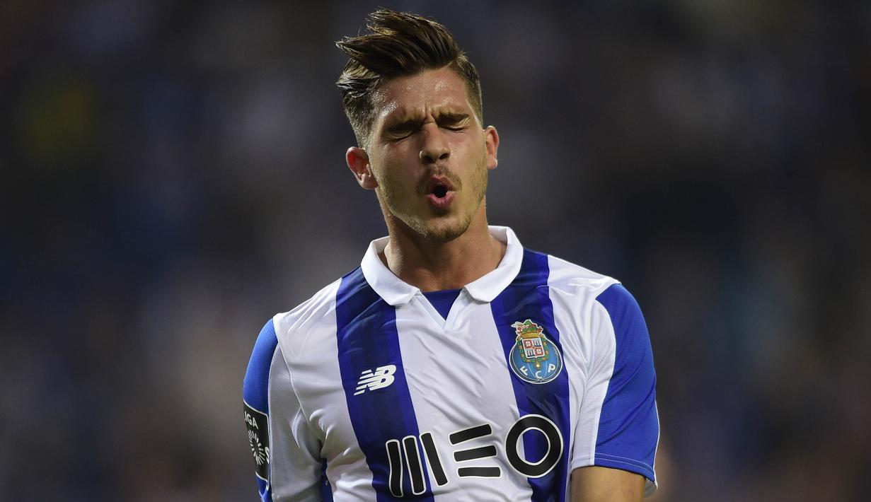 7. Andre Silva (Portugal) - Striker anyar AC Milan ini sempat membuat kejutan kala mencetak hattrick untuk Portugal. Wonderkid 21 tahun ini musim lalu tampil cemerlang dengan mencetak 16 gol bersama Porto. (AFP/Miguel Riopa) 