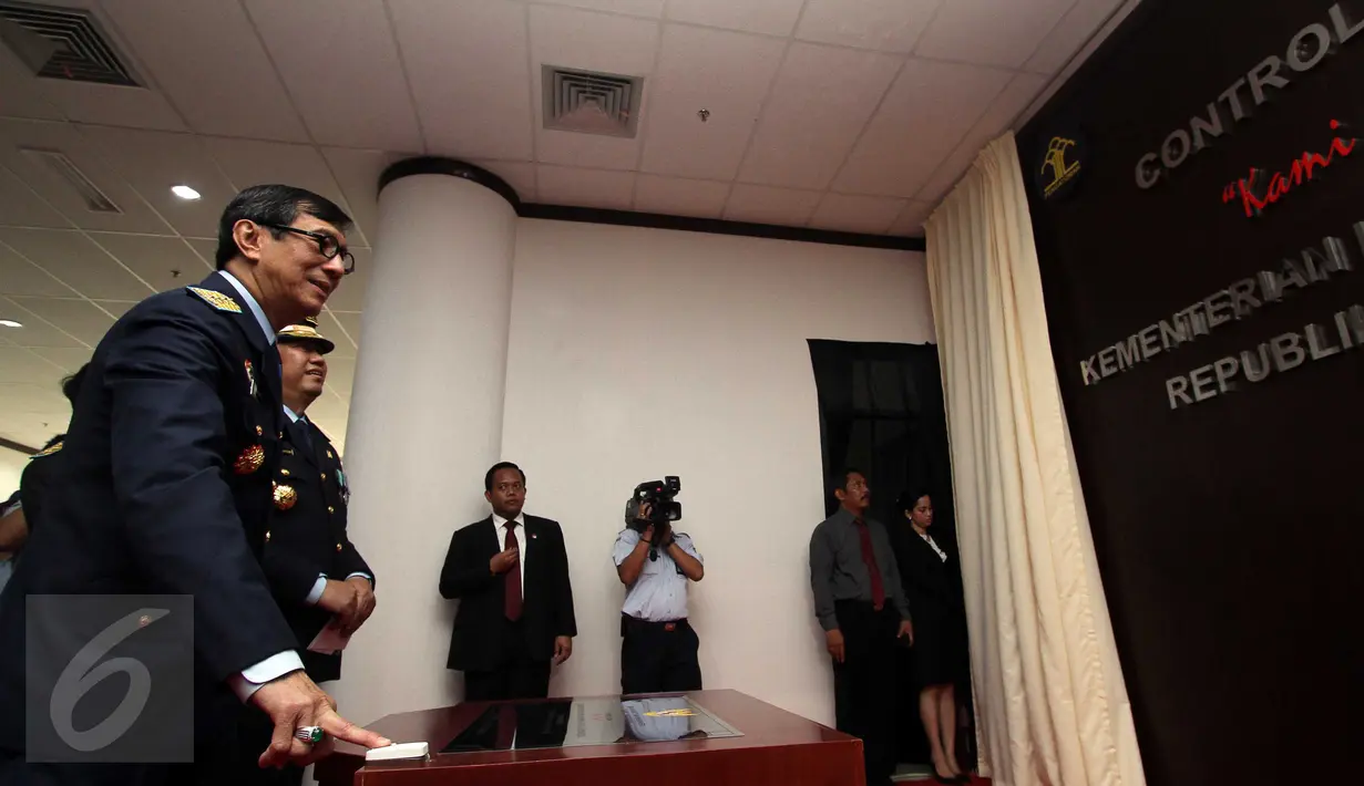 Nantinya, ruang pengawasan itu akan memantau situasi di delapan lapas antara lain di Lapas Salemba, Cipinang, Gunung Sindur, dan Nusakambangan melalui kamera pengintai (CCTV).