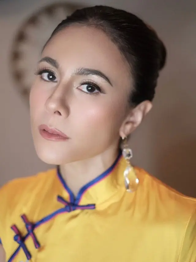 7 Potret Menawan Wulan Guritno Pakai Cheongsam, Tampil Makin Memesona