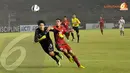 Maldini (nomor 15) berduel memperebutkan bola dengan kiper Korea Selatan Pak Mingyu (Liputan6.com/ Helmi Fithriansyah)