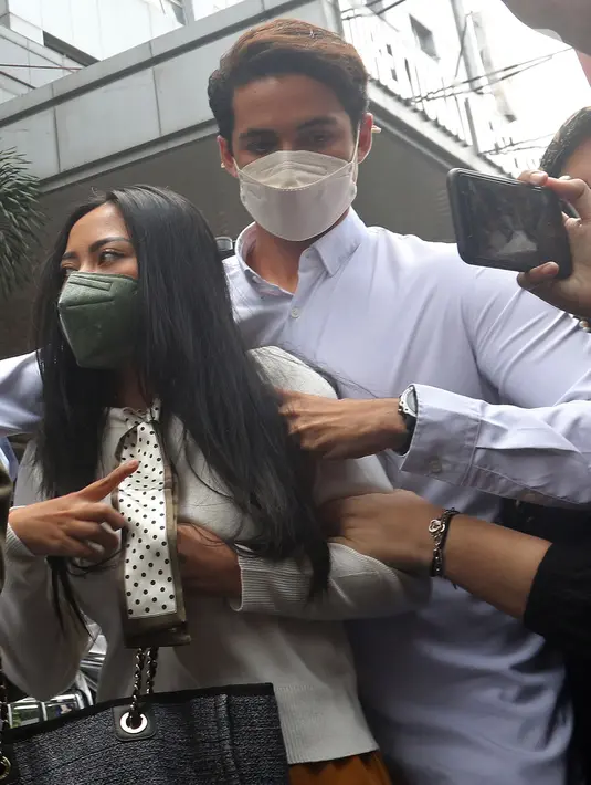 Selebgram Rachel Vennya (kiri) dan kekasihnya Salim Nauderer tiba di Polda Metro Jaya, Jakarta, Kamis (21/10/2021). Rachel memenuhi panggilan Polda Metro Jaya untuk dimintai klarifikasi terkait kasus dugaan kaburnya dari tempat karantina usai pulang dari luar negeri. (Liputan6.com/Herman Zakharia)