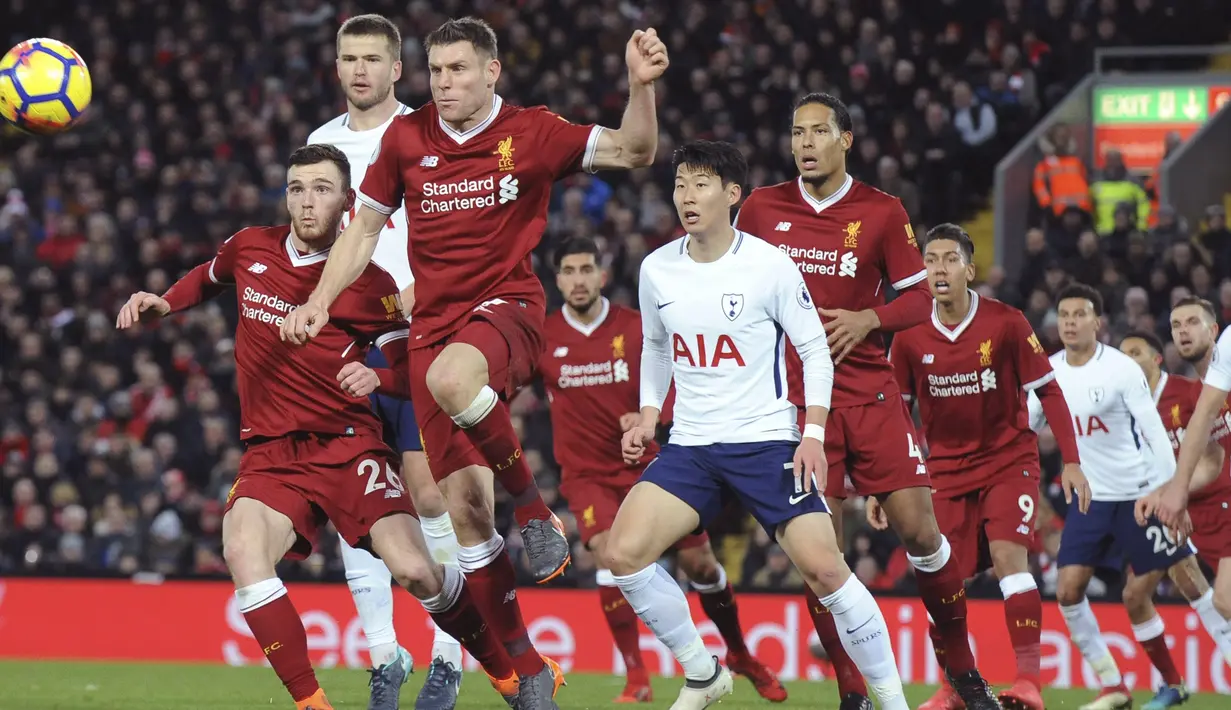 Para pemain Tottenham dan Liverpool berebut bola pada lanjutan premier League di Anfield, Liverpool, (4/2/2018). Liverpool bermain imbang 2-2 dengan Tottenham. (AP/Rui Vieira)