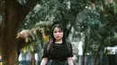 Potret lain memperlihatkan Bernandya tampil manis dengan midi dress berpotongan balon yang juga kembali tren di tahun ini. Dress tersebut kian spesial dipadukan dengan aksesori belt warna senada.  [@bernadyaribka].