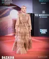 Dinda Hauw dan Rey Mbayang diketahui sedang berada di Dubai. Tak hanya sekedar liburan, rupanya Dinda Hauw mengisi acara sebagai model catwalk Dubai Modest Fashion Week. (Instagram/dazadiafashion).