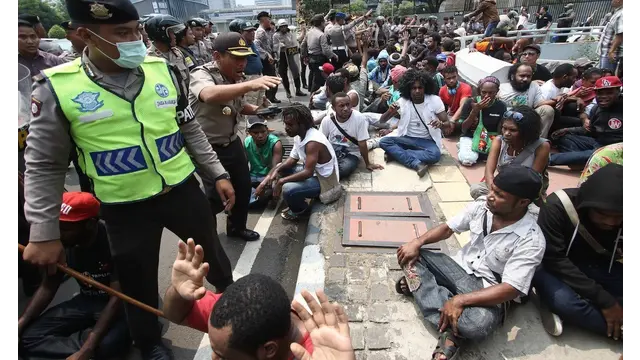 - Ratusan orang Papua turun ke jalan memperingati Hari Ulang Tahun (HUT) Organisasi Papua Merdeka (OPM) 1 Desember di Bundaran Hotel Indonesia (HI), Jakarta. Aksi yang digelar pada Selasa (1/12/2015) itu dibubarkan paksa oleh polisi. Ratusan polisi anti h