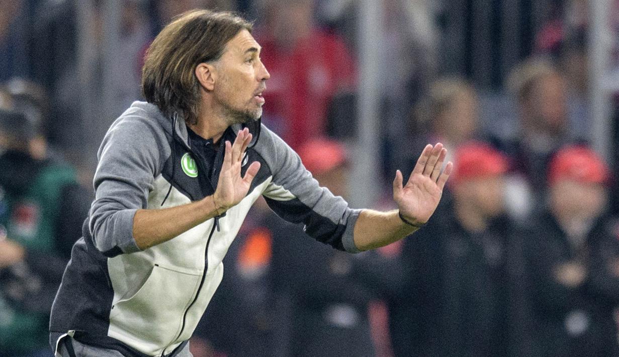 Pelatih Wolfsburg, Martin Schmidt, memberikan arahan kepada anak asuhnya saat melawan Bayern Munchen pada laga Bundesliga, di Stadion Allianz, Kamis (22/9/2017). Bayern Munchen ditahan imbang 2-2 oleh VfL Wolfsburg. (AP/Matthias Balk)