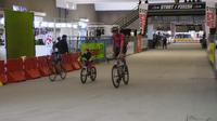 Aksi peserta balap sepeda JIExpo Criterium 2016 di lintasan balap sepeda Arena JIExpo Kemayoran, Minggu (30/10/2016). (Bola.com/Andhika Putra)