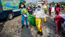 Anak-anak mengikuti aksi bersih sampah pada rangkaian kegiatan World Cleanup Day di kawasan pantai di Surabaya, Jawa Timur, Sabtu (21/9/2019). World Cleanup Day adalah sebuah gerakan bersih-bersih sampah terbesar di dunia yang dilaksanakan secara serentak di 157 negara.  (JUNI KRISWANTO / AFP)