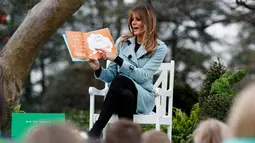 Istri Presiden AS Melania Trump menunjukkan tulisan yang ada di buku berjudul "You!" saat perayaan Easter Egg Roll di Gedung Putih, Washington (4/2). (AP Photo / Carolyn Kaster)