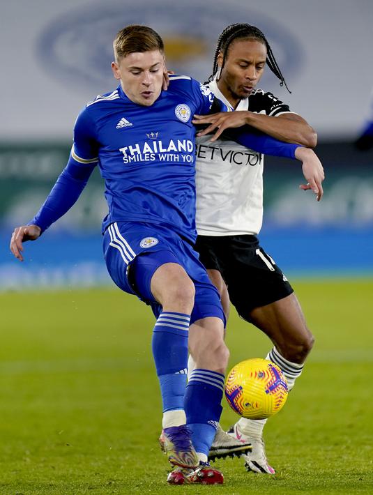Gelandang Leicester City, Harvey Barnes berebut bola dengan gelandang Fulham, Bobby Decordova-Reid  pada pekan 10 Liga Inggris 2020-2021 di Stadion King Power, Selasa (1/12/2020) dini hari WIB. Leicester City takluk 1-2 dari tamunya Fulham.  (Tim Keeton/Pool Photo via AP)