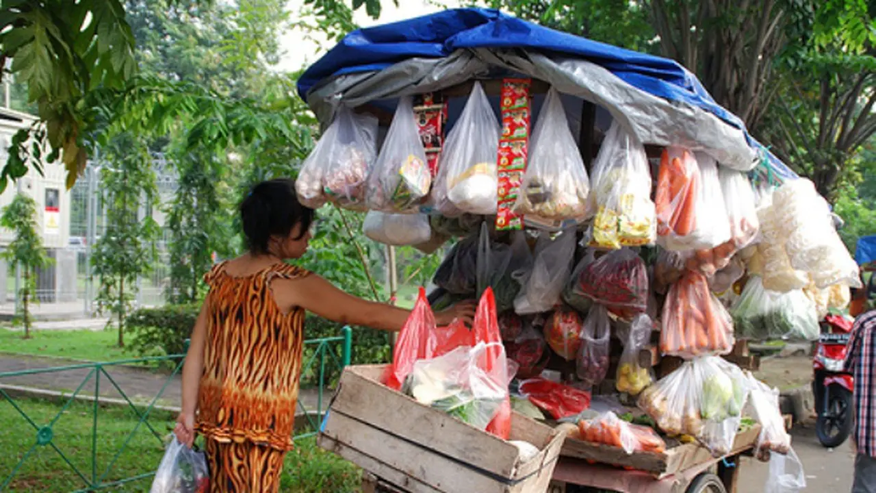 [Bintang] 6 dosa yang sering dilakukan ibu-ibu pada tukang sayur