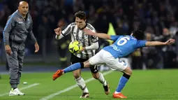 Pemain Juventus Federicho Chiesa (kiri) berebut bola dengan pemain  Napoli Mario Rui pada pertandingan sepak bola Liga Italia di Stadion Diego Armando Maradona, Naples, Italia, 13 Januari 2023. Napoli mengalahkan Juventus dengan skor 5-1. (Alessandro Garofalo/LaPresse via AP)