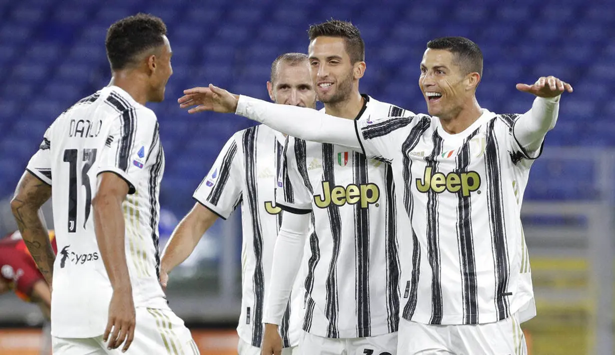Striker Juventus, Cristiano Ronaldo, melakukan selebrasi usai mencetak gol ke gawang AS Roma pada laga Serie A di Stadion Olimpico, Senin (28/9/2020). Kedua tim bermain imbang 2-2. (AP Photo/Gregorio Borgia)