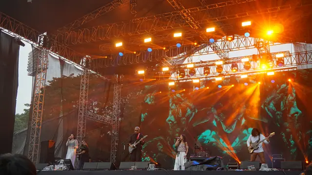 Barasuara di Panggung Titik Kumpul Fest 2024. [Foto: Lanny Kusuma/Fimela]