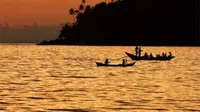 Nelayan kota Tapaktuan mencari ikan di pesisir pantai Samudera Hindia, Aceh Selatan, Potensi laut Aceh Selatan dengan luas 174 km garis pantai diprediksi mencapai 25 ribu ton/tahun.(Antara)