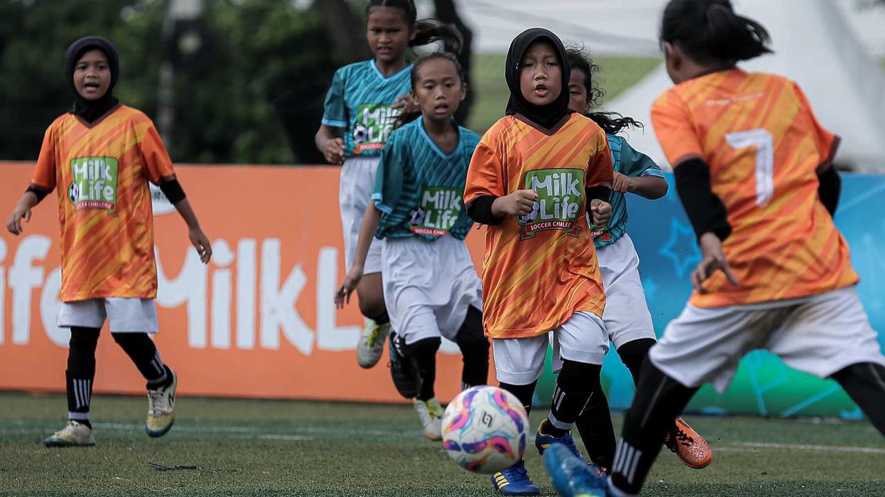 FOTO: Keseruan Murid SD Bermain Bola saat MilkLife Soccer Challenge-Jakarta 2025
