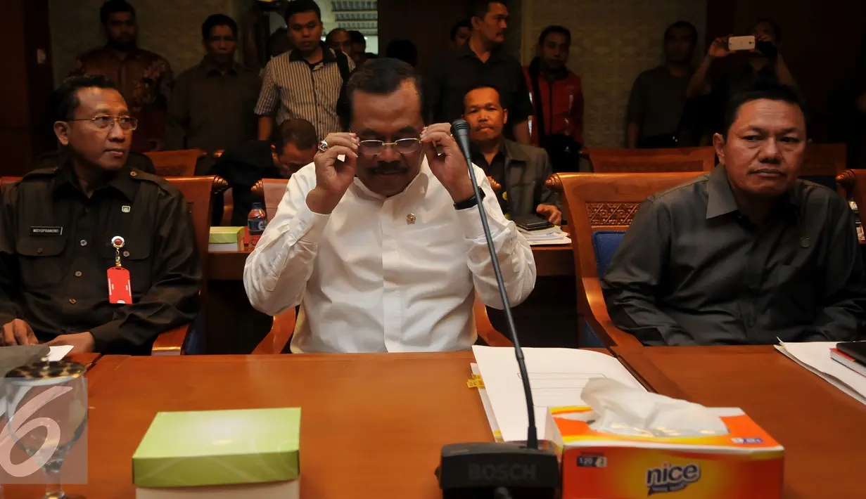 Jaksa Agung HM Prasetyo (Tengah) saat menghadiri rapat dengan Pansus Pelindo, di Jakarta, Kamis (29/10/2015). Dalam rapat ini DPR meminta penjelasan Kejagung terkait kasus Pelindo II. (Liputan6.com/Johan Tallo)