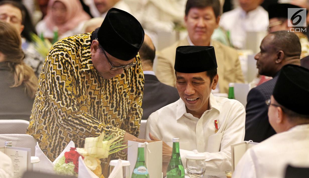 Ketua DPD Oesman Sapta Odang bersalaman dengan Presiden Joko Widodo saat menghadiri acara  buka puasa bersama di Jakarta, Rabu (14/5/2019). Acara buka puasa tersebut dihadiri sejumlah tokoh-tokoh dan petinggi partai politik. (Liputan6.com/Johan Tallo)
