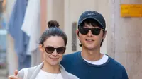 Baru-baru ini, Song Joong Ki terlihat tengah jalan-jalan bersama sang istri Katy Louis Saunders di Roma, Italia. [Foto: Twitter/@sjkwings1985].
