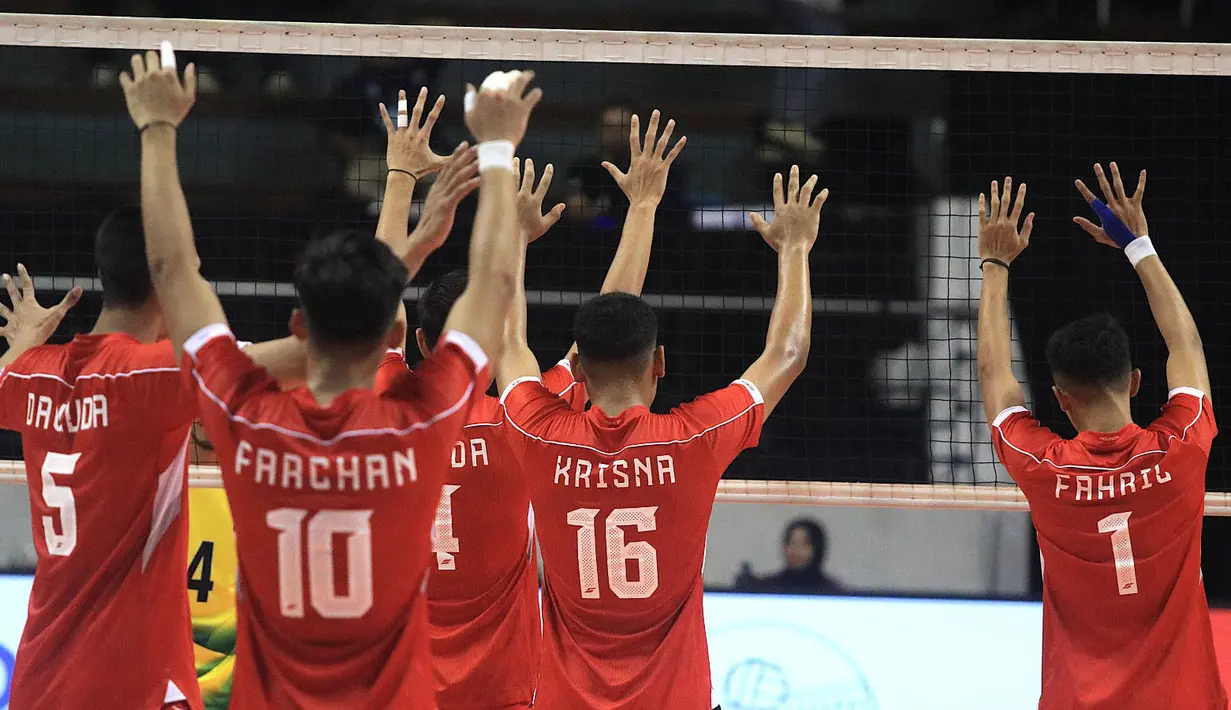 <p>Para pemain Timnas voli putra Indonesia U-20 bersiaga di depan net saat menghadapi India pada laga perempatfinal Kejuaraan Bola Voli Asia Putra AVC U-20 2024 di Jawa Pos Arena Surabaya, Sabtu (27/7/2024) malam. Timnas voli putra Indonesia U-20 menang 3-1 (25-20, 25-23, 16-25 dan 25-18). (Dok. PBVSI)</p>