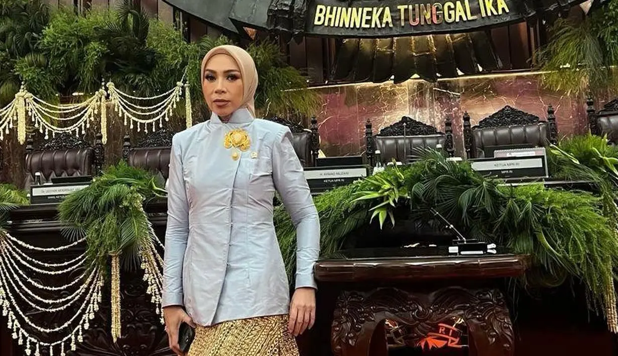<p>Pada pelantikan Prabowo Subianto dan Gibran Rakabuming Raka sebagai Presiden dan Wakil Presiden RI, sosok Melly Goeslaw kembali mencuri perhatian. [@melly_goeslaw].</p>
