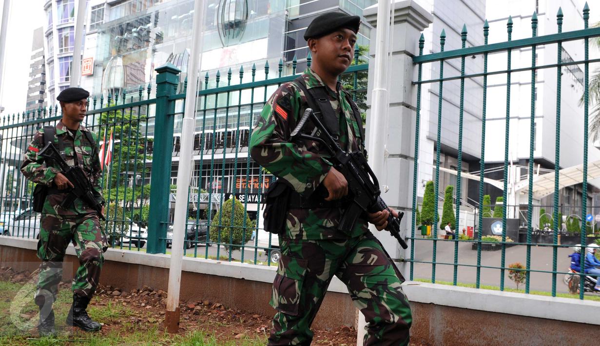 Anggota TNI melakukan patroli di sekitar Gelora Bung Karno jelang KTT OKI, Jakarta, Sabtu (5/3/2016). Penjagaan pusat kota diperketat menjelang pelaksanaan KTT Luar Biasa OKI pada 6-7 Maret di JCC Senayan. (Liputan6.com/Helmi Afandi)