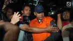 Pemilik PT.Enra Sari (ES) Robi Okta Fahlefi menuju mobil tahanan usai pemeriksaan di Gedung KPK, Selasa (3/9/2019). Robi Okta bersama Bupati Muara Enim Ahmad Yani dan PPK Dinas Pekerjaan Umum Kabupaten Muara Enim Elfin Muhtar terjaring saat operasi tangkap tangan (OTT) KPK. (merdeka.com/Dwi Narwoko)
