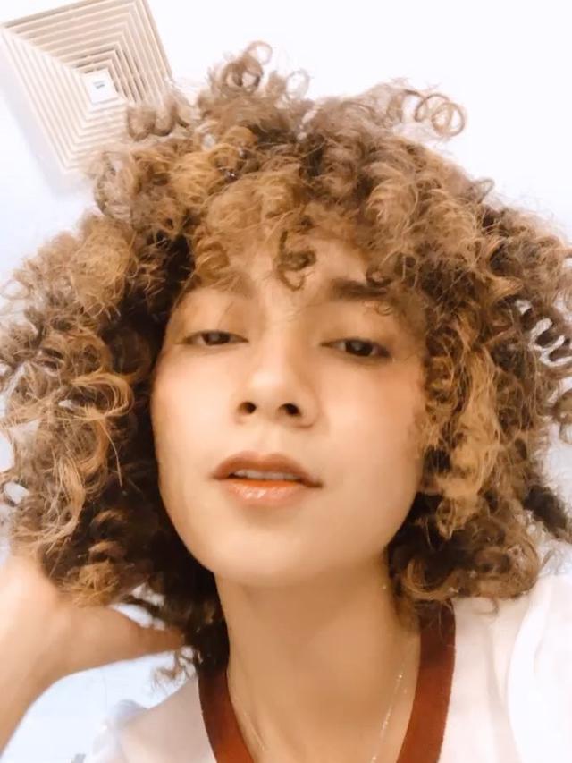 5 Potret Dinda Kirana dengan Rambut Keriting, Curi 