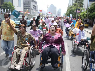 Sejumlah penyandang disabilitas mengikuti Karnaval Budaya Disabilitas di kawasan Bundaran HI, Jakarta, Selasa (18/08/2015). Karnaval bertujuan untuk mendorong pembahasan dan pengesahan RUU penyandang disabilitas. (Liputan6.com/Gempur M Surya)  