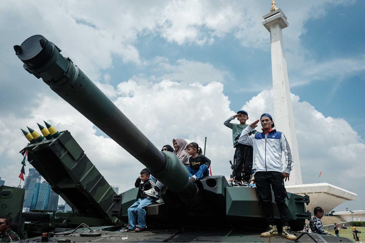 FOTO: Warga Serbu Hari Terakhir TNI Fair 2025 di Monas