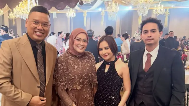 Prilly Latuconsina Hadir Dipernikahan Mewah Anak Pemilik Krisna Bali. [@astridkuya]