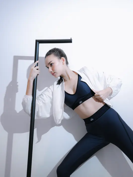 Sports Attire by Alo Yoga, Makeup by Laura Mercier, Hair by Sisley, Model: Michelle by Studio47.