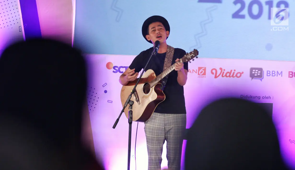 Penampilan Budi Doremi saat menghibur peserta dalam acara Emtek Goes To Campus (EGTC) 2018 Di Dome Universitas Muhammadyah Malang, Kamis (27/9). Budi membawakan 4 lagu menutup rangkaian acara Emtek Goes To campus di kampus UMM. (Liputan6.com/Johan Tallo)