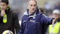 Aksi pelatih Parma, Francesco Guidolin di laga lanjutan Serie A Italia melawan Juventus di Ennio Tardini Stadium, 6 Januari 2010. Parma kalah 1-2. AFP PHOTO / DAMIEN MEYER 
