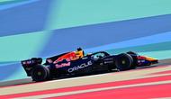 Pembalap Red Bull Racing asal Belanda, Max Verstappen, mengemudikan mobilnya pada hari pertama uji coba pramusim Formula Satu di Sirkuit Internasional Bahrain di Sakhir pada 11 Februari 2026. (Giuseppe CACACE/AFP)