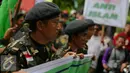 Para pengunjuk rasa membawa spanduk saat mengelar aksi di Kementerian Hukum dan HAM, Jakarta, Senin (28/12). Dalam aksinya mereka mendesak pemerintah menyelesaikan konflik Partai Persatuan Pembangunan (PPP). (Liputan6.com/Faizal Fanani)