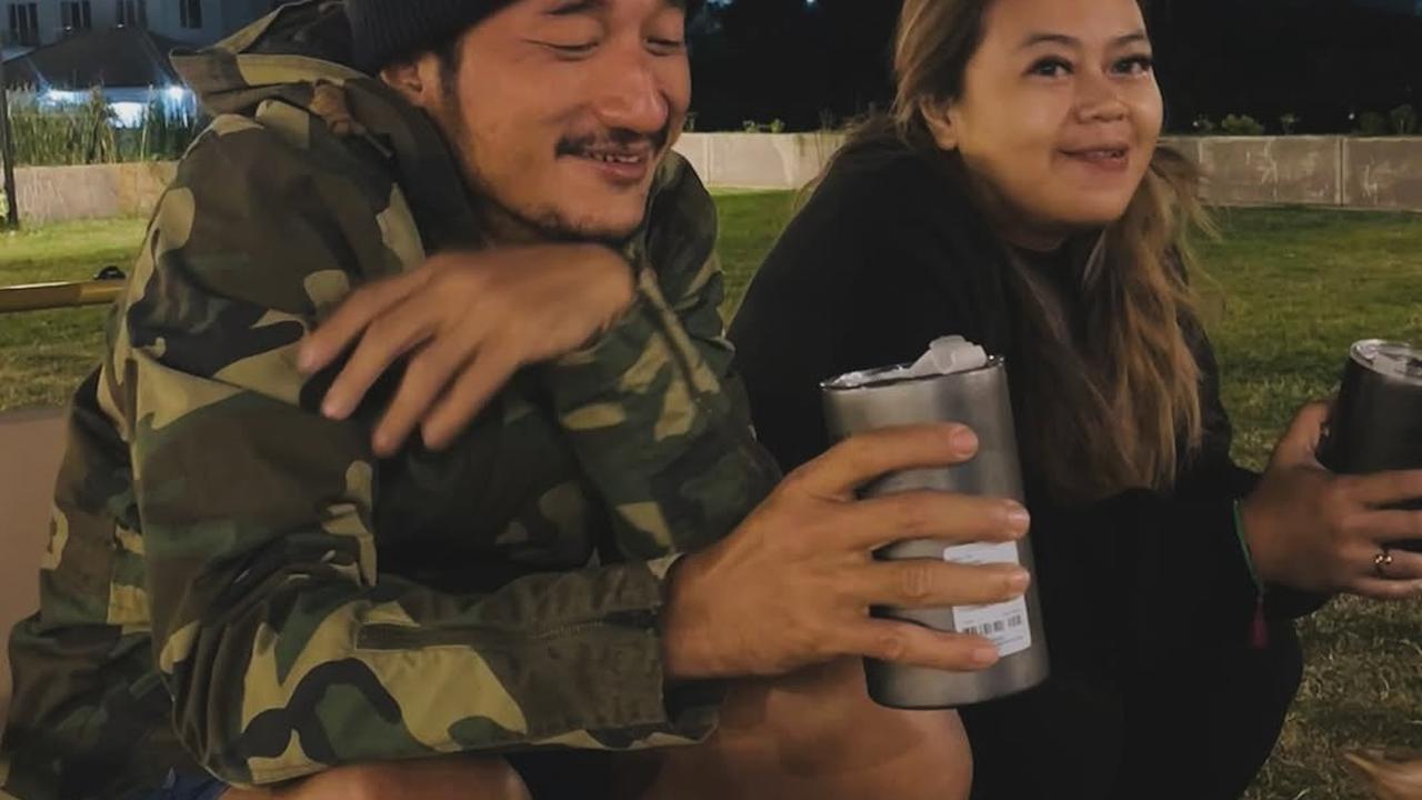 Potret Harmonis Isa Bajaj dengan Istri yang Luar Biasa, Menemani dari Dunia Entertain Hingga Pulang Kampung