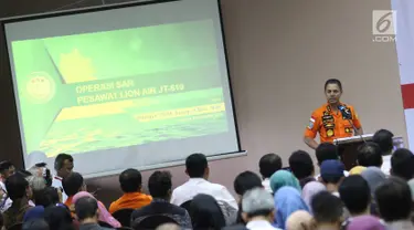 Ketua Basarnas Marsekal Madya M. Syaugi memaparkan evaluasi saat konfrensi pers proses evakuasi Lion Air JT 610 di Krisis Center, Jakarta, Senin (5/11). Evaluasi dilakukan langsung di hadapan keluarga korban. (Liputan6.com/Immanuel Antonius)