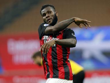 Gelandang AC Milan, Franck Kessie melakukan selebrasi usai mencetak gol penyeimbang 1-1 ke gawang Udinese di masa injury time dalam laga lanjutan Liga Italia 2020/21 pekan ke-25 di San Siro Stadium, Rabu (3/3/2021). AC Milan bermain imbang 1-1 dengan Udinese. (AP/Antonio Calanni)