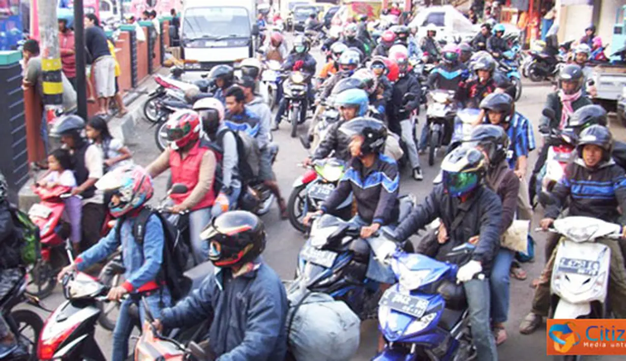 Citizen6, Garut: Pengendara roda dua memndominasi arus mudik maupun arus balik. (Pengirim: Dede Dian Iskandar) 