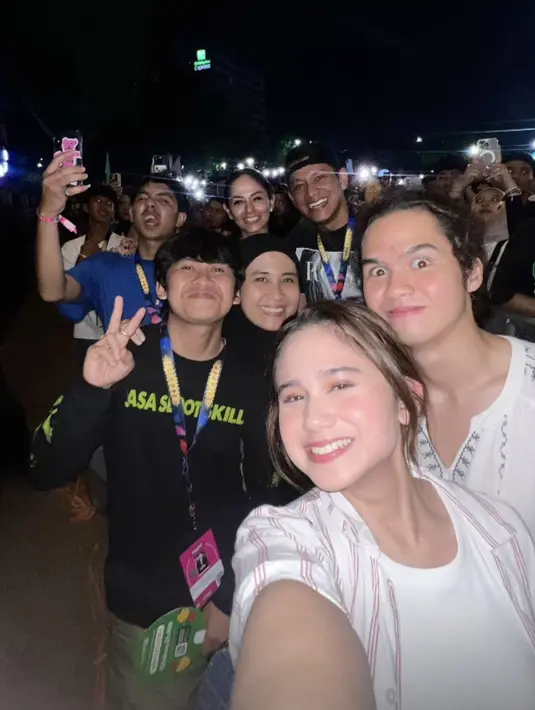 Bahkan Tissa biani terlihat kompak dengan outfit bernuansa putih bersama Dul. [Foto: Instagram/ Tissa Biani]