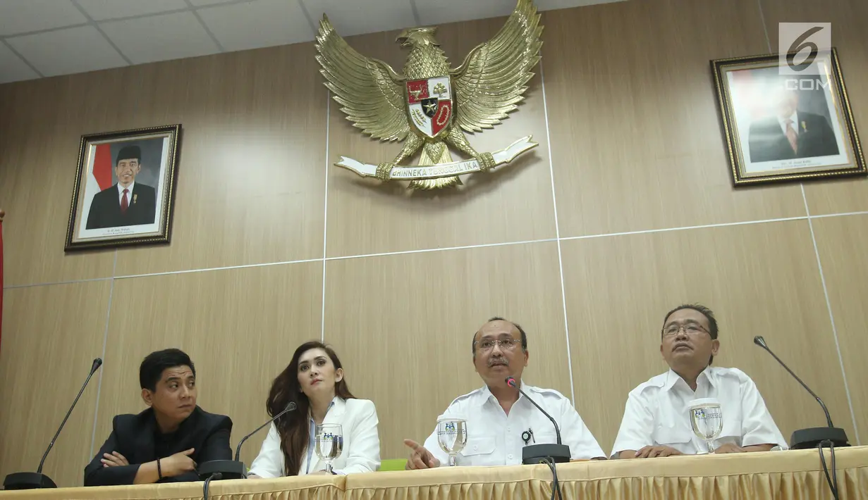 Aktris Nafa Urbach (kedua kiri) bersama Sekretaris Menteri PPPA, Pribudiarta Nur (kedua kanan) saat jumpa pers audiensi di gedung Kementerian PPPA, Jakarta, Senin (21/8). (Liputan6.com/Herman Zakharia)